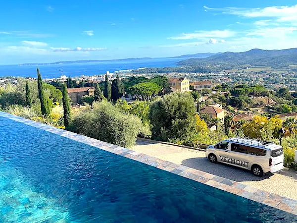 Swimming pool with a view of the sea on the French Riviera with Van Veymont Travel