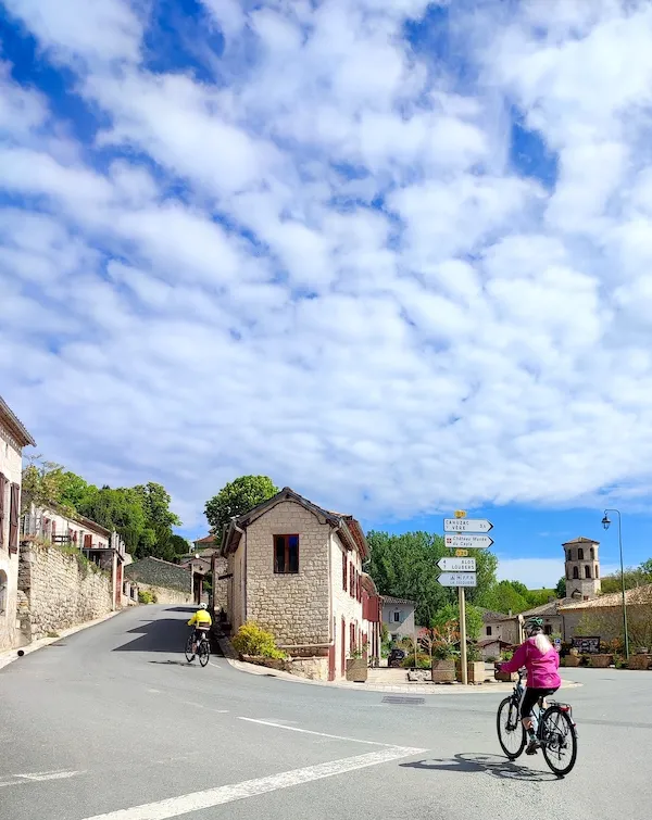 Two cyclists traveling in the Tarn with Veymont Travel