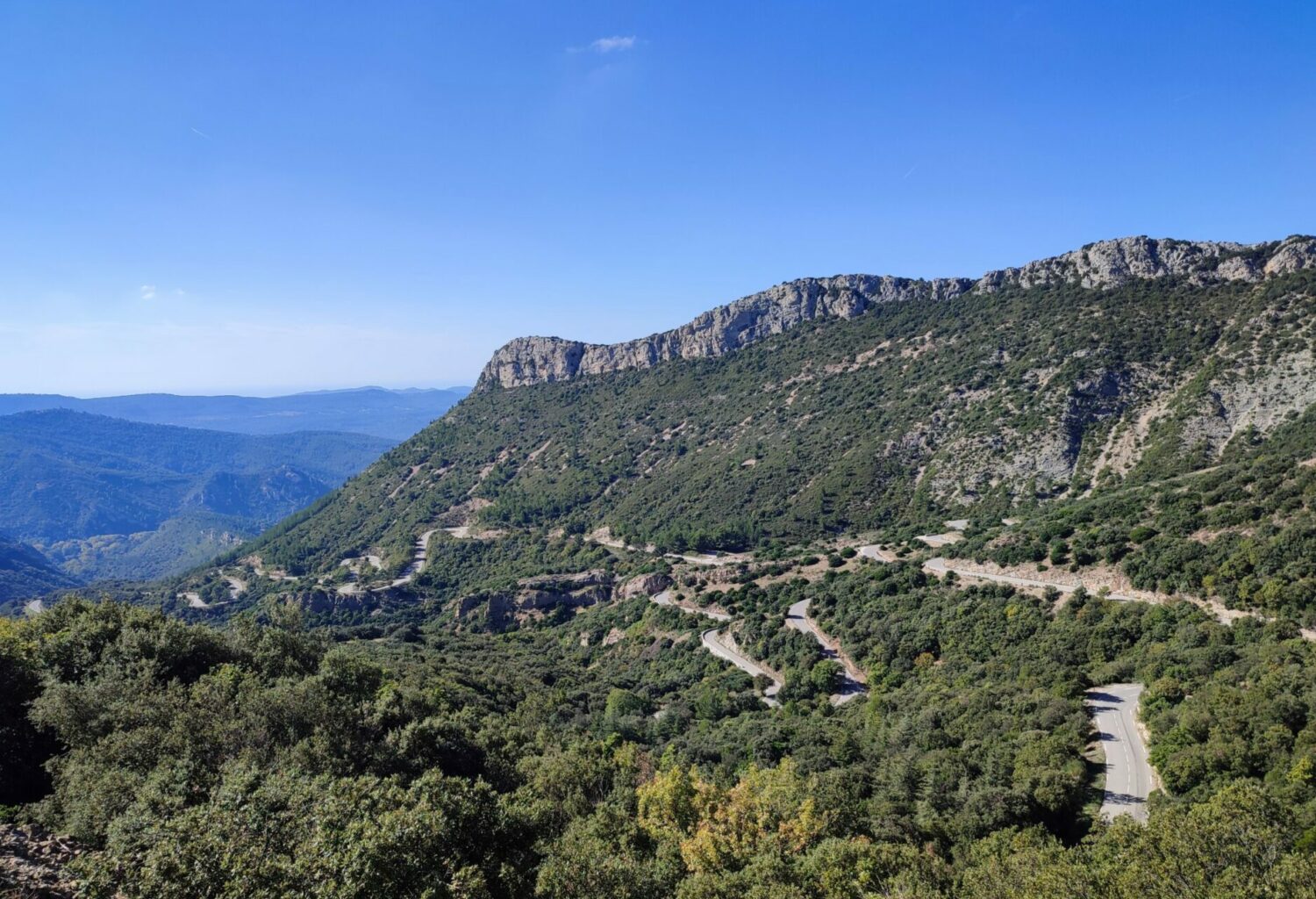 Downhill col espigoulier with numerous hairpins near Cassis and Marseille